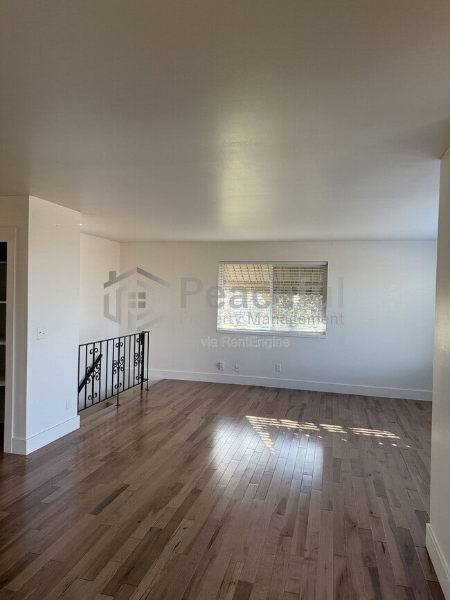 Building Photo - 2025 Broadmoor St S