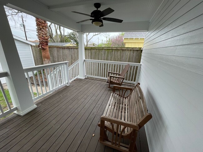 Building Photo - Freshly updated 2/2/Study home