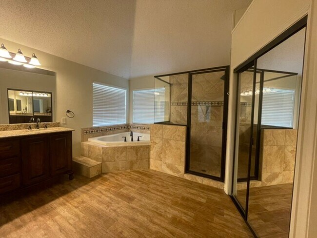 Building Photo - 3222 Mapleridge Dr