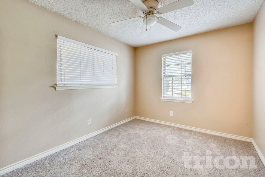 Building Photo - 641 Park Ln