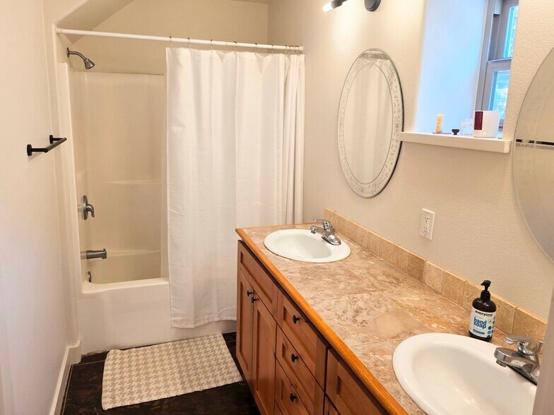 Building Photo - 1059 NW Saginaw Ave