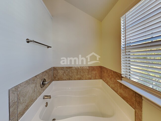 Building Photo - 421 Lossie Ln