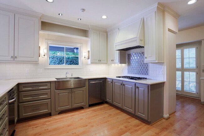 Building Photo - 9 Pine Forest Cir