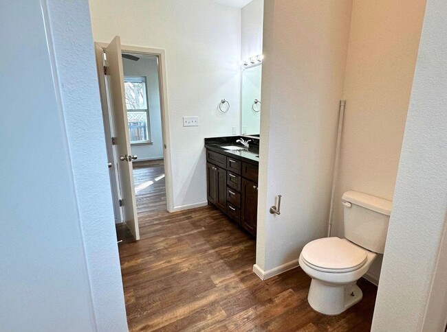 Building Photo - Charming 3 Bed 2 Bath Home - Fenced Backyard!