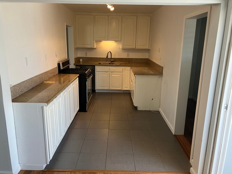 Kitchen - 14024 Premiere Ave