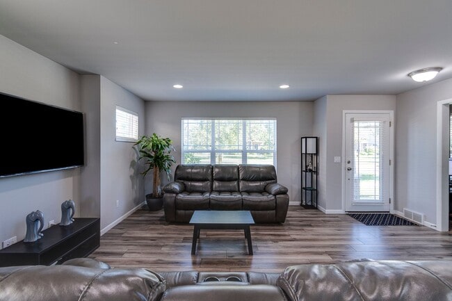 Building Photo - Professionally Managed Home in Convenient ...