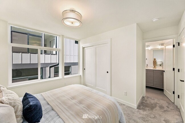 Building Photo - Beacon Hill - 2 Bedroom / 2 Bath Townhome