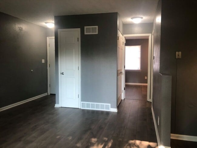 Building Photo - 300 N Thorpe St