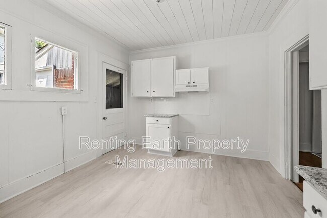 Building Photo - 1319 18th Way SW