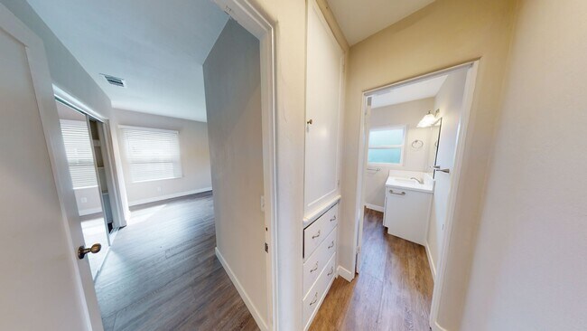 Building Photo - Newly Renovated, Quick to Campus (Lease ou...