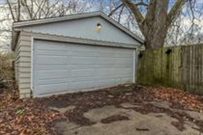 Building Photo - 1831 Parkdale Dr