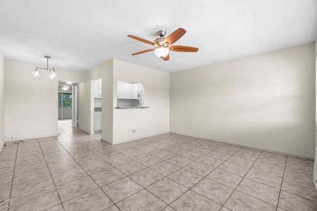 Building Photo - 52 Kingswood E