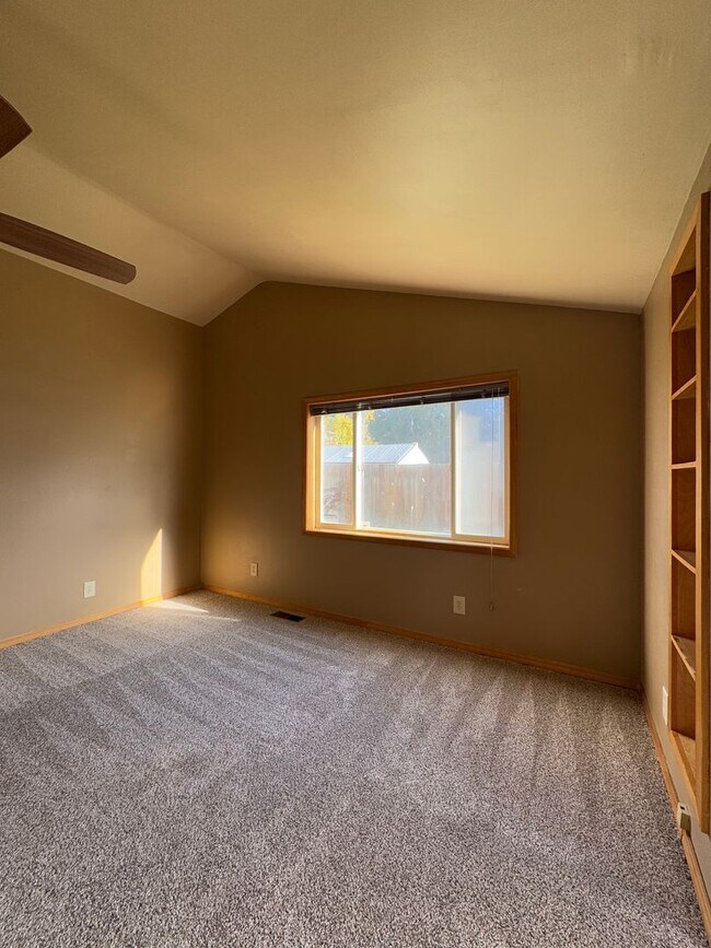 Building Photo - Spacious 6 Bedroom, 3 Bathroom Home Near CWU