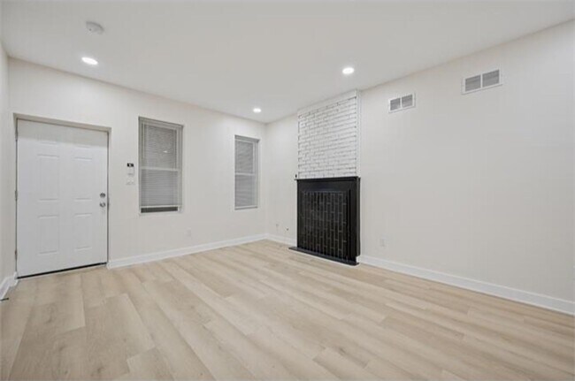 Building Photo - 1819 Judson St