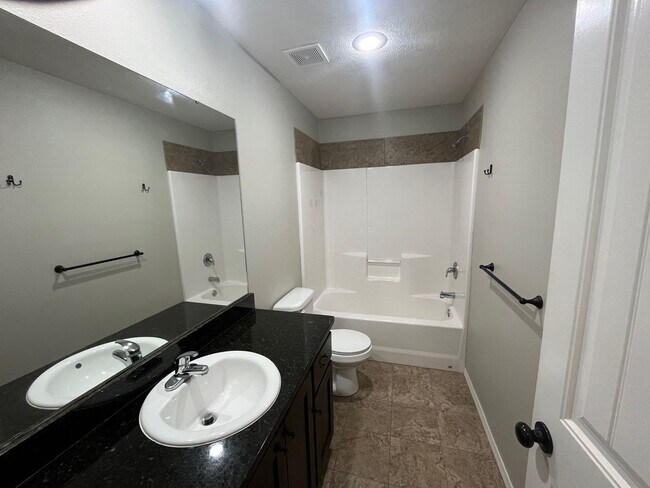Building Photo - Beautiful 3-bedroom, 2-bath home in Republ...