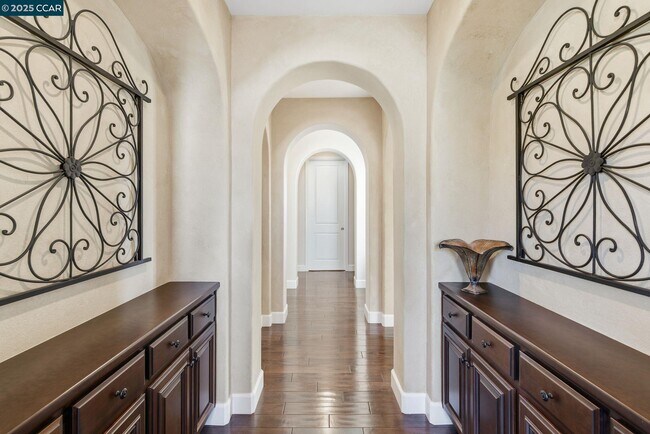 Building Photo - 1041 S Wedgewood Rd