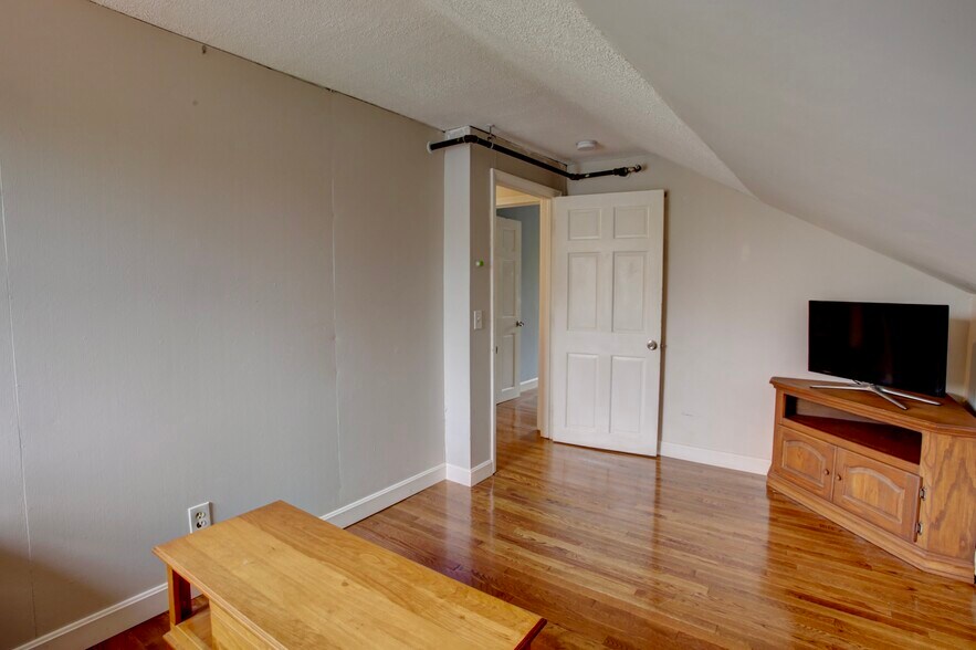 Building Photo - 9 Cornell St