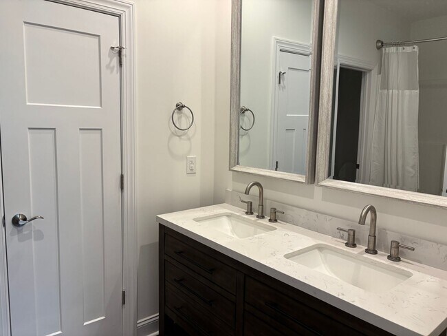 Building Photo - New home in Pine Knoll Shores