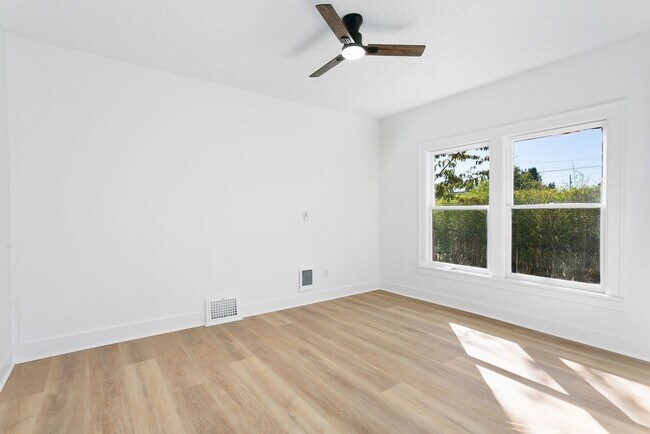 Building Photo - Beautiful 3 bd home close to the hospital