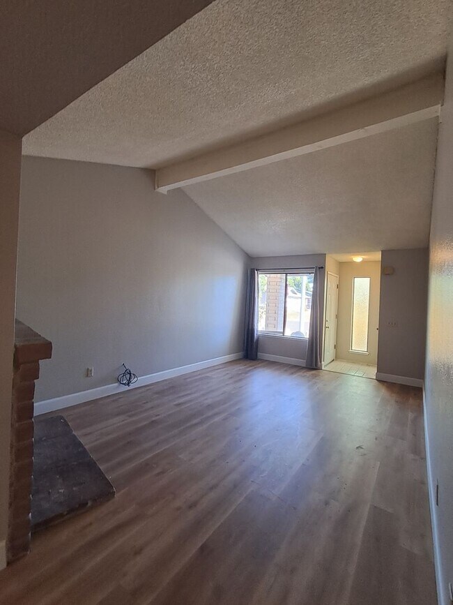 Building Photo - Roseville 2 Bedroom Duplex, New Carpet, Central Heat and Air, Large Fenced Yard
