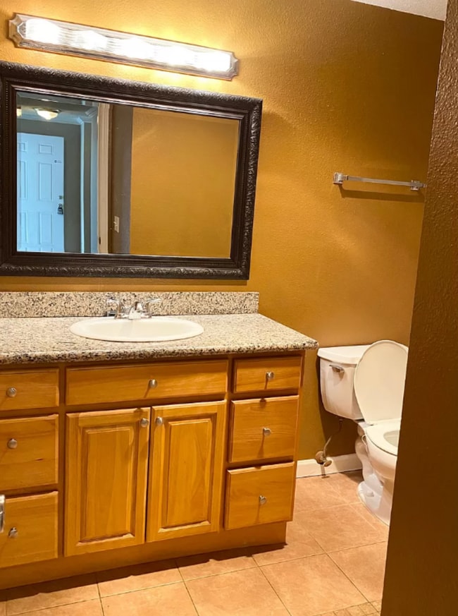 Building Photo - Spacious top floor condo with 3 sizable bedrooms & 2 baths