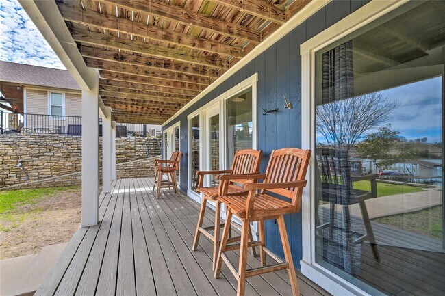 Building Photo - Gorgeous Cove on Main Body Water