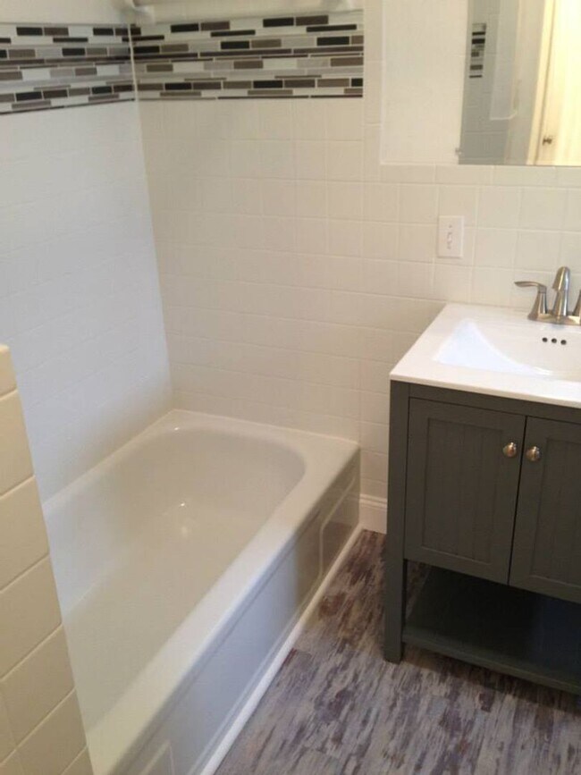 Building Photo - Stunning Renovation - South Side Flats