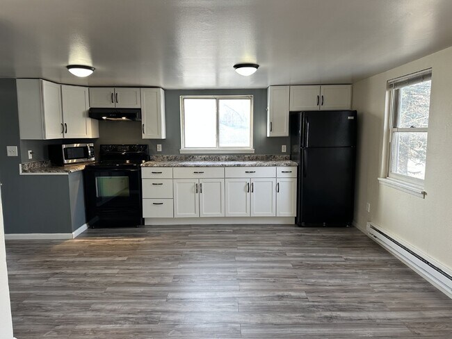 Building Photo - Enjoy an open floor plan in a prime location next to the bus line.