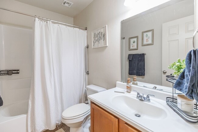 Building Photo - 3 Bedroom, 2 Bath in a Private Cul De Sac