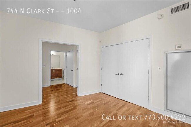 Building Photo - 744 N Clark St