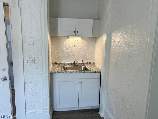 Building Photo - 3654 E 53rd St
