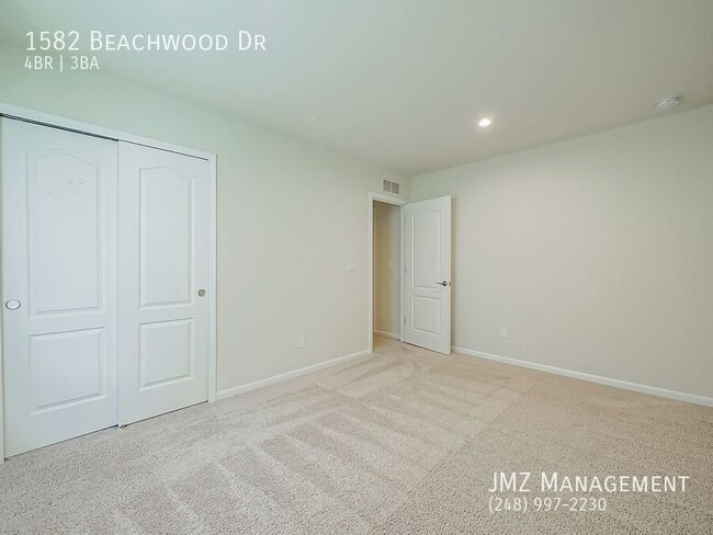 Building Photo - 1582 Beachwood Dr