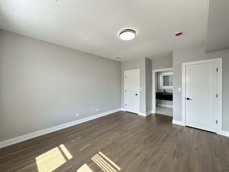 Building Photo - 2641 W Carmen Ave