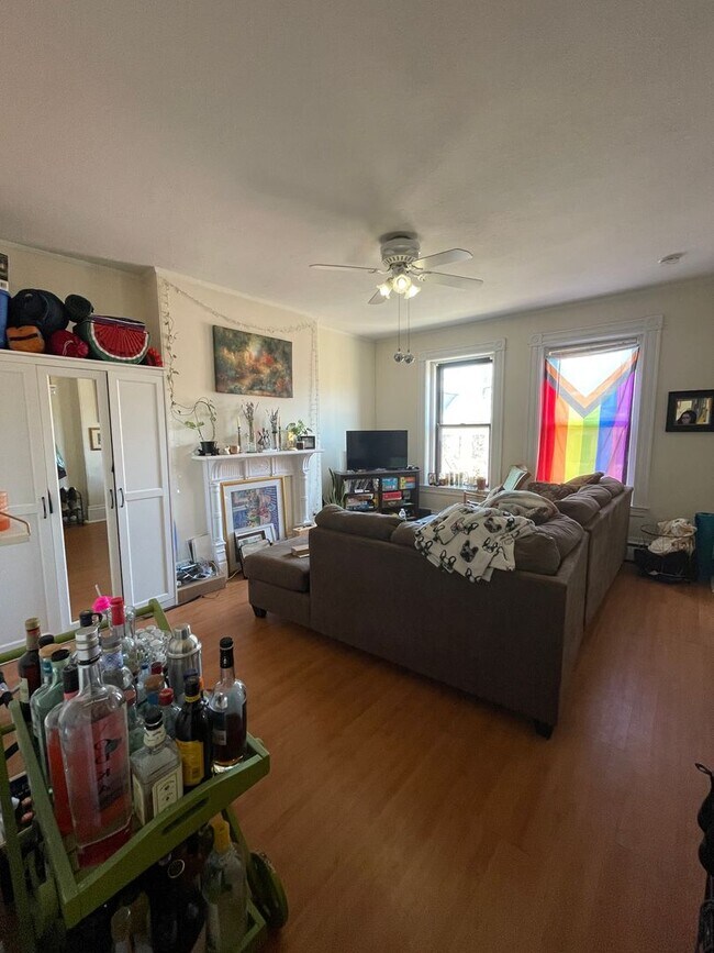 Building Photo - Spacious 3-Bedroom Heart of the South End – 3 Bed | 1 Bath |900 Sq F