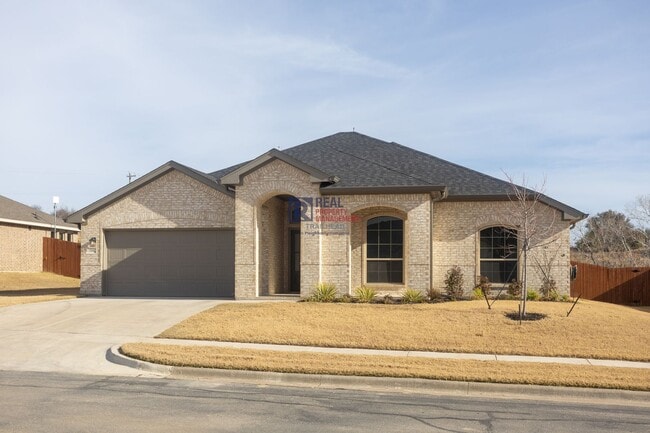 Building Photo - Spacious Glen Rose Home with Open Floorplan & Office Space