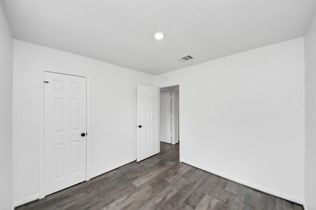 Building Photo - 1207 Park Knoll Ln