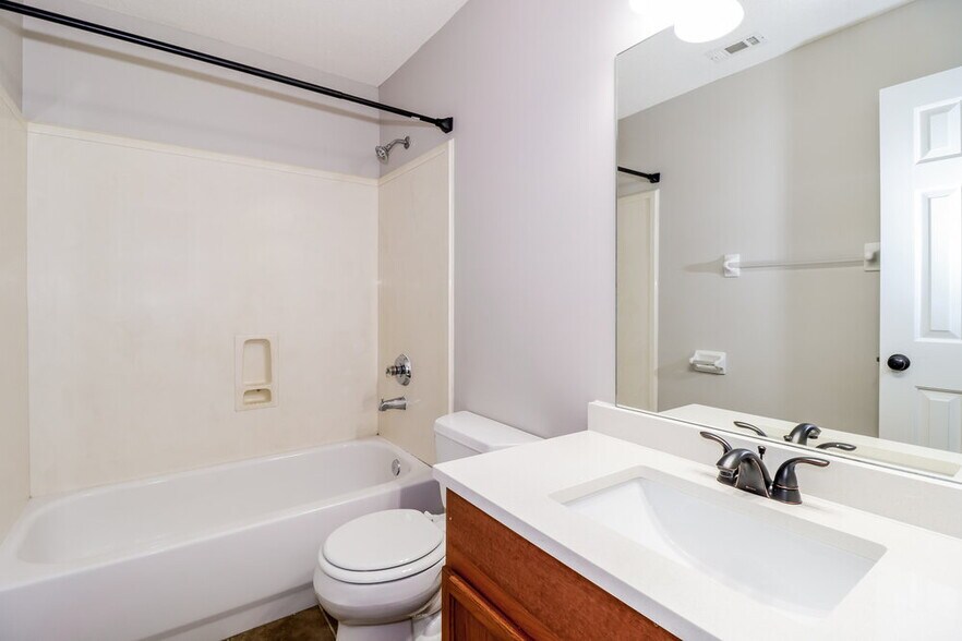 Building Photo - 10114 Bloomsbury Ave