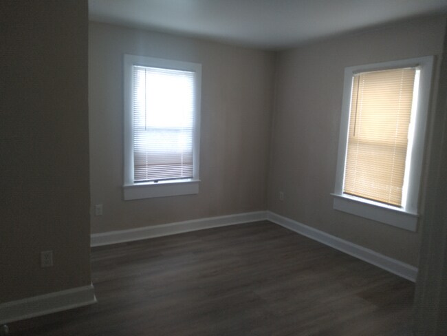 Building Photo - 905 E Osborne Ave