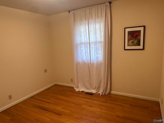 Building Photo - 102 Jones Valley Dr SW