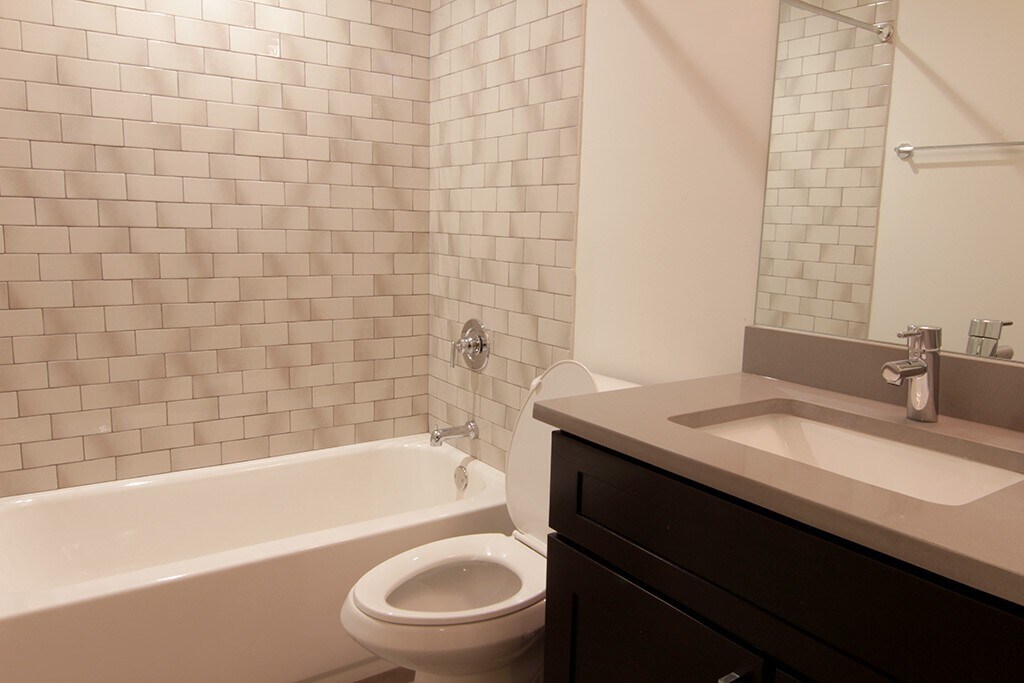 Building Photo - 2209 W Eastwood Ave