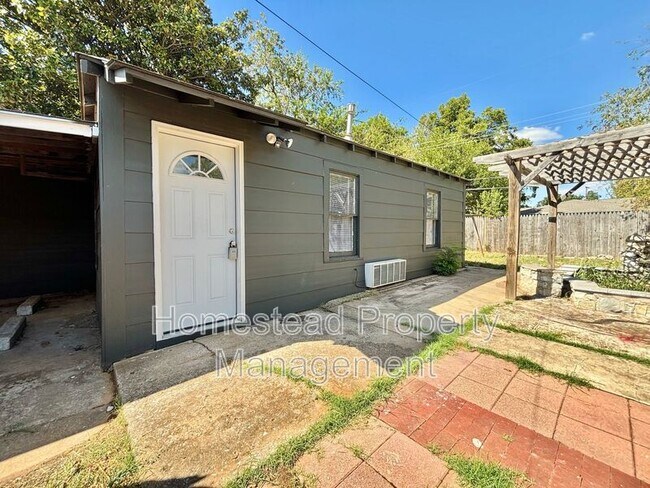 Building Photo - 2027 1/2 NW 33rd St