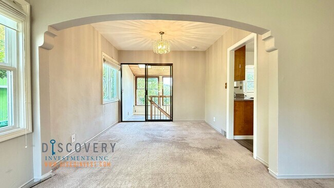 Building Photo - Attractive Mid-Century Modern Dimond Distr...
