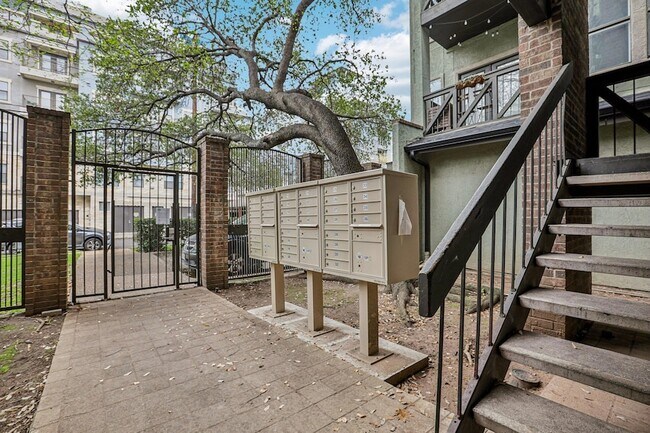 Building Photo - 807 W 25th St