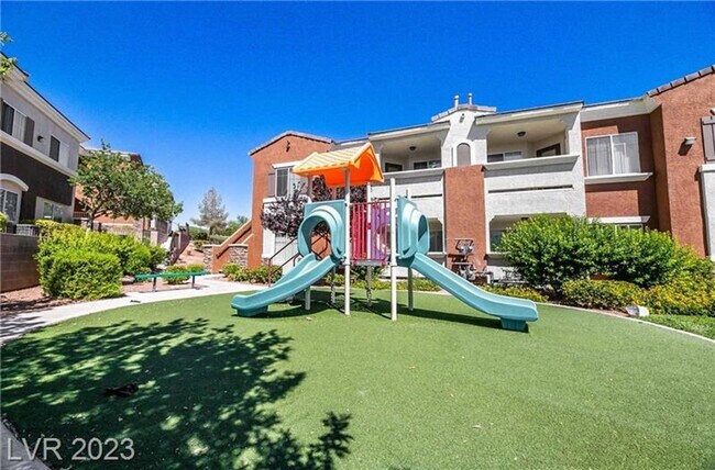 Building Photo - Gated Community Luxury Condo!