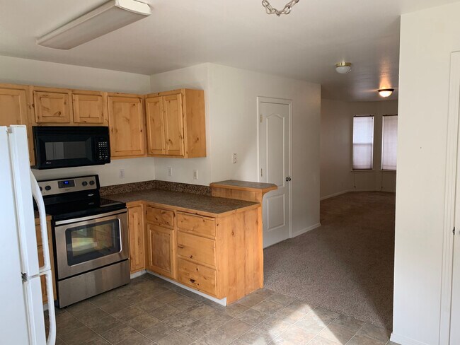 Building Photo - Cute centrally located home