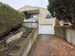 Building Photo - Three Bedroom Home Nestled in the Heart of...