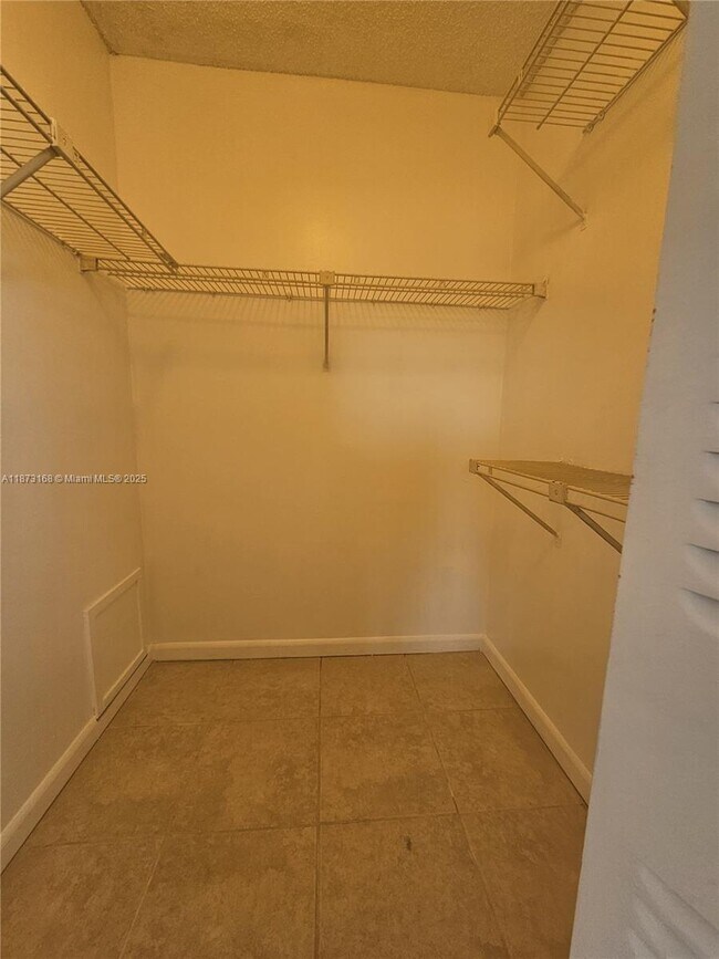 Building Photo - 1247 SW 46th Ave