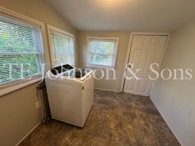 Building Photo - Charming 3-Bedroom Home with Spacious Yard in Winston-Salem!
