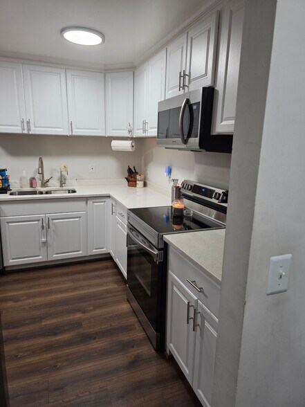 Building Photo - 1317 Roosevelt Blvd