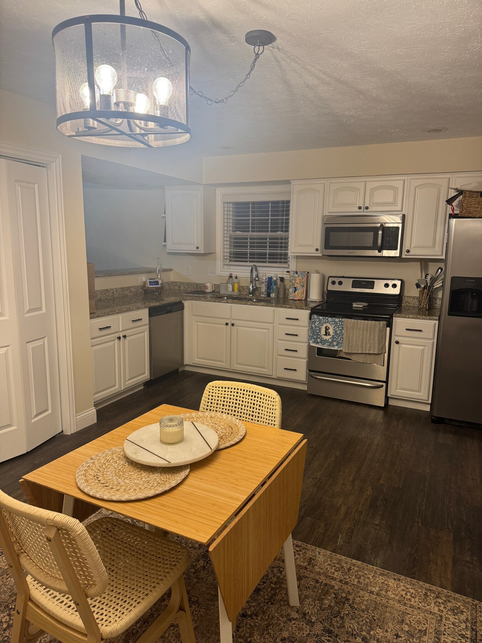 Kitchen - 1768 W Countryside Ln